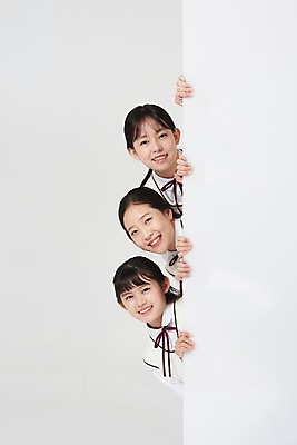 포토 JPG 스튜디오촬영 배너 여학생 여자 교복 얼굴 중학생 청소년 사각프레임 알림판 실내 서기 미소 상반신 앞모습 10대 세명 친구 십대라이프스타일 우정 한국인 알림 흰배경 여중생 십대여자만 국내포토 학생 라이프스타일 옷 뷰포인트 백그라운드 관계 모션 프레임 표정 사람 동양인 내부 신체부위 사각형 흰색 여자만 십대만 파일형식