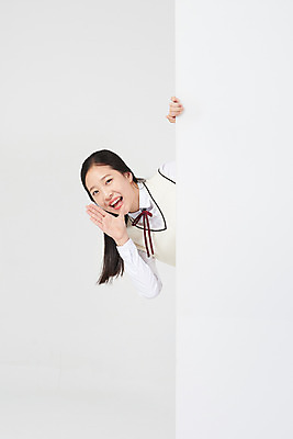 포토 JPG 스튜디오촬영 배너 여학생 여자 교복 중학생 청소년 사각프레임 알림판 실내 이야기 한명 서기 미소 손짓 상반신 앞모습 10대 십대라이프스타일 외침 한국인 비밀 알림 흰배경 여중생 십대여자한명만 국내포토 1 학생 라이프스타일 옷 뷰포인트 백그라운드 컨셉 모션 프레임 표정 사람 동양인 내부 사각형 소리 흰색 여자한명만 십대여자만 파일형식