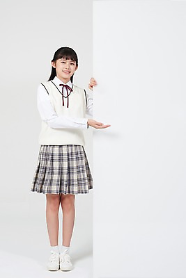 포토 JPG 스튜디오촬영 전신 배너 여학생 여자 교복 중학생 청소년 친절 사각프레임 알림판 실내 한명 서기 미소 앞모습 10대 십대라이프스타일 한국인 가리킴 알림 흰배경 여중생 십대여자한명만 국내포토 1 학생 라이프스타일 옷 뷰포인트 백그라운드 모션 프레임 표정 사람 동양인 손짓 내부 사각형 흰색 여자한명만 십대여자만 파일형식