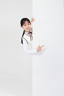 포토 JPG 스튜디오촬영 배너 여학생 여자 교복 중학생 청소년 사각프레임 알림판 실내 한명 서기 미소 손짓 상반신 앞모습 10대 십대라이프스타일 한국인 가리킴 알림 흰배경 여중생 십대여자한명만 국내포토 1 학생 라이프스타일 옷 뷰포인트 모션 프레임 표정 사람 동양인 내부 사각형 흰색 여자한명만 십대여자만 파일형식 도형 컬러 인종 생활 여자만 십대만