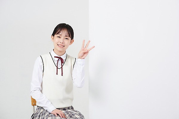 포토 JPG 스튜디오촬영 배너 여학생 여자 교복 의자 중학생 청소년 사각프레임 알림판 실내 3 한명 미소 앉기 손짓 상반신 앞모습 10대 숫자 십대라이프스타일 한국인 알림 흰배경 여중생 십대여자한명만 국내포토 문자 1 학생 라이프스타일 옷 뷰포인트 가구 백그라운드 모션 프레임 표정 사람 동양인 내부 사각형 흰색 여자한명만 십대여자만 파일형식