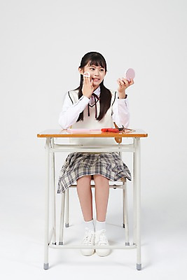 포토 JPG 스튜디오촬영 전신 여학생 여자 교복 의자 중학생 청소년 실내 한명 미소 앉기 앞모습 10대 화장 뷰티 십대라이프스타일 거울 한국인 책상 흰배경 마스카라 여중생 사춘기 팩트 십대여자한명만 국내포토 1 학생 라이프스타일 옷 뷰포인트 가구 백그라운드 모션 표정 사람 동양인 내부 화장품 흰색 여자한명만 십대여자만 파일형식