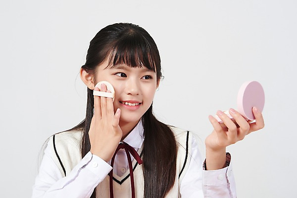 포토 JPG 스튜디오촬영 여학생 여자 교복 중학생 청소년 실내 한명 미소 앉기 상반신 앞모습 10대 화장 뷰티 십대라이프스타일 거울 한국인 흰배경 여중생 사춘기 팩트 십대여자한명만 국내포토 1 학생 라이프스타일 옷 뷰포인트 백그라운드 모션 표정 사람 동양인 내부 화장품 흰색 여자한명만 십대여자만 파일형식