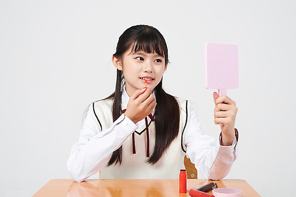 포토 JPG 스튜디오촬영 여학생 여자 교복 의자 중학생 청소년 실내 한명 들기 앉기 상반신 앞모습 10대 화장 뷰티 십대라이프스타일 화장품 한국인 책상 흰배경 여중생 손거울 꾸미기 사춘기 틴트 팩트 십대여자한명만 국내포토 1 학생 라이프스타일 옷 뷰포인트 가구 백그라운드 모션 사람 동양인 내부 거울 흰색 여자한명만 십대여자만 파일형식