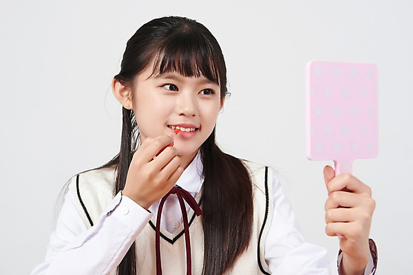 포토 JPG 스튜디오촬영 여학생 여자 교복 중학생 청소년 실내 한명 미소 들기 앉기 상반신 앞모습 10대 화장 뷰티 십대라이프스타일 화장품 한국인 흰배경 여중생 바르기 손거울 꾸미기 사춘기 틴트 십대여자한명만 국내포토 1 학생 라이프스타일 옷 뷰포인트 백그라운드 모션 표정 사람 동양인 내부 거울 흰색 여자한명만 십대여자만 파일형식