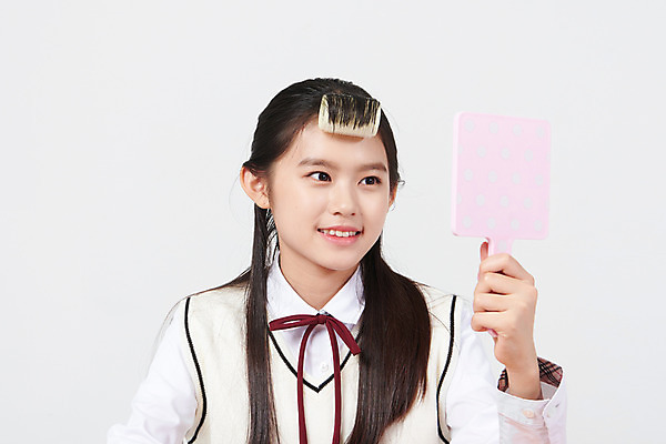 포토 JPG 스튜디오촬영 응시 여학생 여자 교복 중학생 청소년 실내 한명 미소 앉기 상반신 앞모습 10대 화장 뷰티 십대라이프스타일 한국인 흰배경 여중생 손거울 헤어롤 사춘기 앞머리 십대여자한명만 국내포토 1 학생 라이프스타일 헤어스타일 시선 옷 뷰포인트 백그라운드 모션 표정 사람 동양인 내부 거울 흰색 미용용품 여자한명만 십대여자만 파일형식