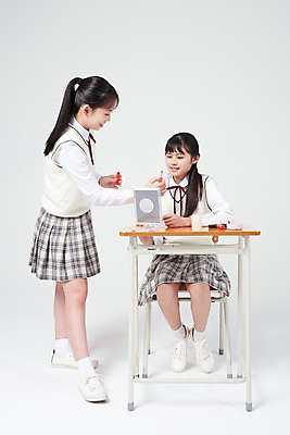 포토 JPG 스튜디오촬영 전신 여학생 여자 교복 의자 중학생 청소년 실내 서기 앉기 두명 앞모습 옆모습 10대 친구 화장 뷰티 십대라이프스타일 거울 한국인 책상 즐거움 흰배경 여중생 바르기 사춘기 틴트 십대여자만 국내포토 학생 라이프스타일 옷 감정 뷰포인트 가구 백그라운드 관계 모션 사람 동양인 내부 화장품 흰색 여자만 십대만 파일형식