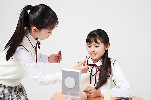 포토 JPG 스튜디오촬영 응시 여학생 여자 교복 중학생 청소년 실내 서기 미소 앉기 상반신 두명 앞모습 옆모습 10대 친구 화장 뷰티 십대라이프스타일 화장품 우정 거울 한국인 책상 즐거움 흰배경 여중생 꾸미기 사춘기 우측면통행 틴트 십대여자만 국내포토 학생 라이프스타일 시선 옷 감정 뷰포인트 가구 백그라운드 관계 모션 표정 사람 동양인 내부 흰색 통행 여자만 십대만 파일형식