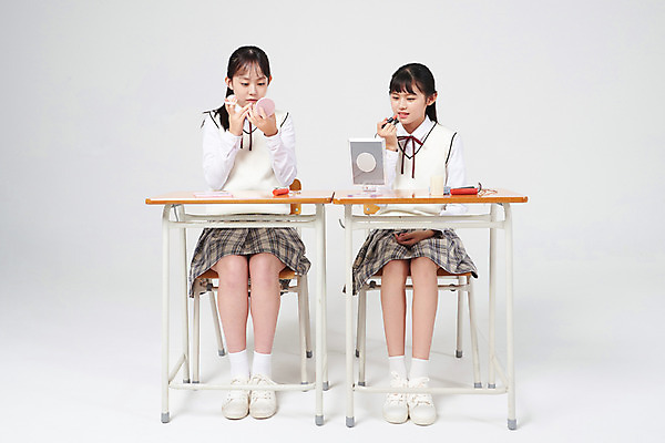 포토 JPG 스튜디오촬영 전신 응시 여학생 여자 교복 의자 중학생 청소년 실내 앉기 두명 앞모습 10대 친구 화장 뷰티 십대라이프스타일 거울 한국인 화장용품 책상 즐거움 흰배경 여중생 꾸미기 틴트 팩트 십대여자만 국내포토 학생 라이프스타일 시선 옷 감정 뷰포인트 가구 백그라운드 관계 모션 사람 동양인 내부 화장품 흰색 미용용품 여자만 십대만 파일형식