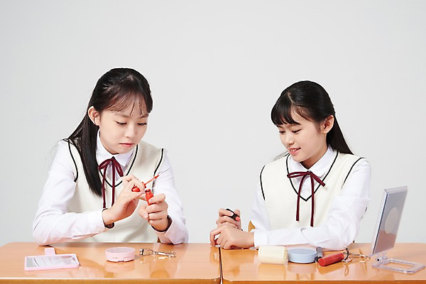 포토 JPG 스튜디오촬영 응시 여학생 여자 교복 의자 중학생 청소년 실내 미소 앉기 상반신 두명 앞모습 10대 화장 뷰티 십대라이프스타일 화장품 우정 거울 한국인 화장용품 책상 즐거움 흰배경 여중생 바르기 꾸미기 사춘기 틴트 십대여자만 국내포토 학생 라이프스타일 시선 옷 감정 뷰포인트 가구 백그라운드 모션 표정 사람 동양인 내부 친구 흰색 미용용품 여자만 십대만 파일형식