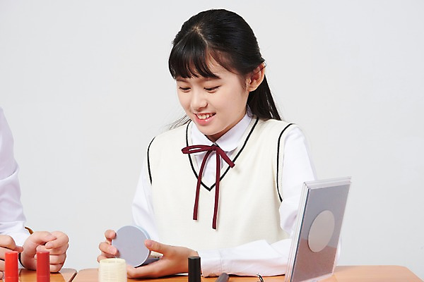 포토 JPG 스튜디오촬영 손 여학생 여자 교복 중학생 청소년 실내 미소 앉기 상반신 두명 앞모습 신체부위 10대 화장 십대라이프스타일 화장품 거울 한국인 화장용품 책상 즐거움 흰배경 여중생 헤어롤 꺼내기 꾸미기 사춘기 틴트 팩트 십대여자만 국내포토 학생 라이프스타일 옷 감정 뷰포인트 가구 백그라운드 모션 표정 사람 동양인 내부 뷰티 흰색 미용용품 여자만 십대만 파일형식