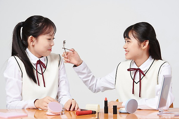 포토 JPG 스튜디오촬영 여학생 여자 교복 의자 중학생 청소년 실내 미소 앉기 상반신 두명 앞모습 10대 친구 화장 십대라이프스타일 화장품 우정 거울 한국인 화장용품 책상 즐거움 흰배경 여중생 꾸미기 사춘기 틴트 팩트 십대여자만 국내포토 학생 라이프스타일 옷 감정 뷰포인트 가구 백그라운드 관계 모션 표정 사람 동양인 내부 뷰티 흰색 미용용품 여자만 십대만 파일형식