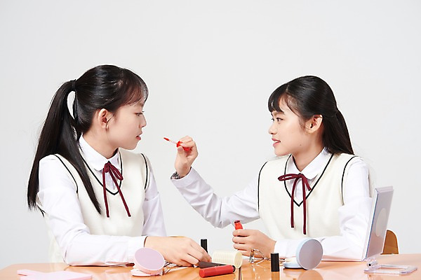 포토 JPG 스튜디오촬영 여학생 여자 교복 의자 중학생 청소년 실내 미소 상반신 두명 앞모습 10대 친구 화장 십대라이프스타일 화장품 우정 거울 한국인 화장용품 책상 즐거움 흰배경 여중생 바르기 꾸미기 사춘기 틴트 십대여자만 국내포토 학생 라이프스타일 옷 감정 뷰포인트 가구 백그라운드 관계 모션 표정 사람 동양인 내부 뷰티 흰색 미용용품 여자만 십대만 파일형식