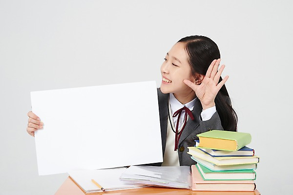 포토 JPG 스튜디오촬영 배너 여학생 여자 교복 의자 중학생 청소년 사각프레임 알림판 실내 한명 미소 들기 앉기 상반신 앞모습 10대 책 십대라이프스타일 듣기 한국인 알림 책상 흰배경 여중생 책더미 십대여자한명만 국내포토 1 학생 라이프스타일 옷 뷰포인트 가구 백그라운드 모션 프레임 표정 사람 동양인 내부 사각형 흰색 무더기 여자한명만 십대여자만 파일형식