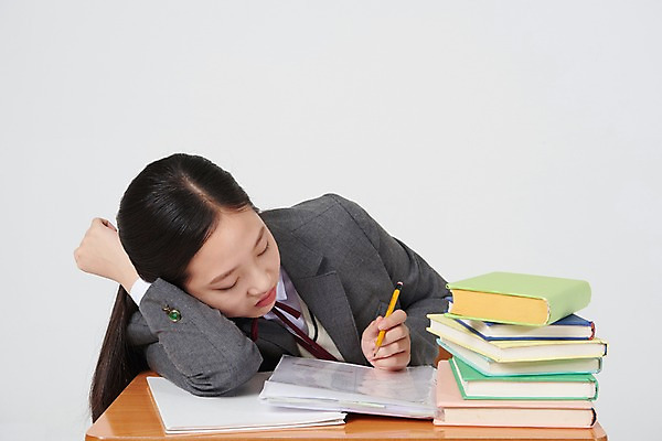 포토 JPG 스튜디오촬영 여학생 여자 교복 엎드리기 중학생 청소년 실내 피곤 한명 앉기 상반신 앞모습 10대 책 십대라이프스타일 한국인 졸음 책상 흰배경 여중생 과제 책더미 십대여자한명만 국내포토 1 학생 라이프스타일 옷 감정 뷰포인트 가구 백그라운드 컨셉 모션 사람 동양인 내부 흰색 무더기 여자한명만 십대여자만 파일형식