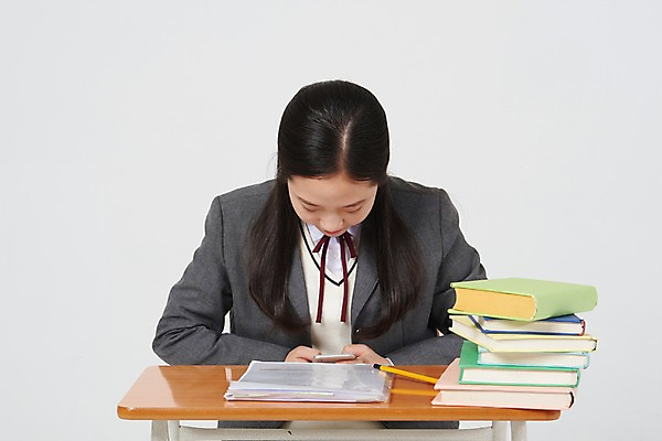 포토 JPG 스튜디오촬영 여학생 여자 교복 의자 중학생 청소년 수업 실내 한명 앉기 상반신 앞모습 10대 책 스마트폰 연필 십대라이프스타일 한국인 엿보기 책상 즐거움 흰배경 여중생 딴짓 책더미 십대여자한명만 내려보기 국내포토 1 학생 라이프스타일 옷 교육 감정 뷰포인트 가구 백그라운드 모션 학용품 사람 동양인 내부 핸드폰 스마트기기 필기구 흰색 무더기 여자한명만 십대여자만 파일형식