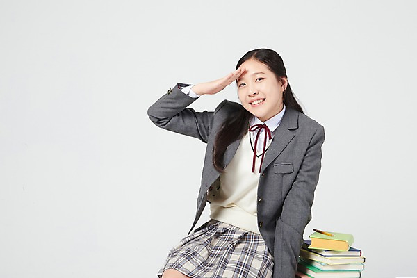 포토 JPG 스튜디오촬영 손 응시 여학생 여자 교복 중학생 청소년 실내 한명 미소 손짓 상반신 앞모습 10대 책 손들기 십대라이프스타일 한국인 책상 흰배경 여중생 걸터앉기 책더미 십대여자한명만 국내포토 1 학생 라이프스타일 시선 옷 뷰포인트 가구 모션 표정 사람 앉기 동양인 내부 신체부위 흰색 무더기 여자한명만 십대여자만 파일형식 컬러 생활용품 인종 생활 여자만 십대만 오브젝트