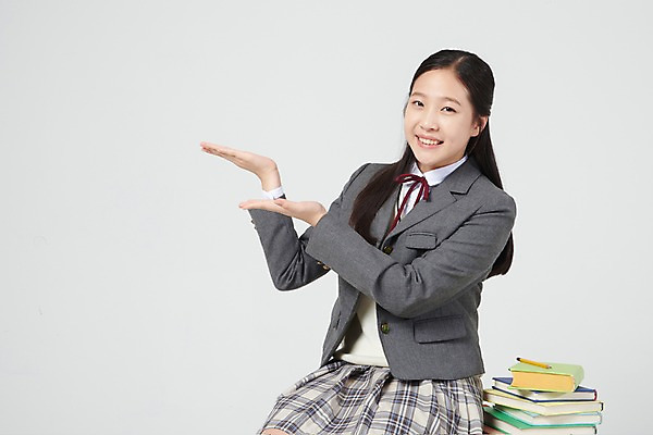 포토 JPG 스튜디오촬영 여학생 여자 교복 중학생 청소년 실내 한명 미소 손짓 상반신 앞모습 10대 책 연필 손들기 십대라이프스타일 한국인 책상 흰배경 여중생 걸터앉기 책더미 십대여자한명만 국내포토 1 학생 라이프스타일 옷 뷰포인트 가구 백그라운드 모션 학용품 표정 사람 앉기 동양인 내부 필기구 흰색 무더기 여자한명만 십대여자만 파일형식