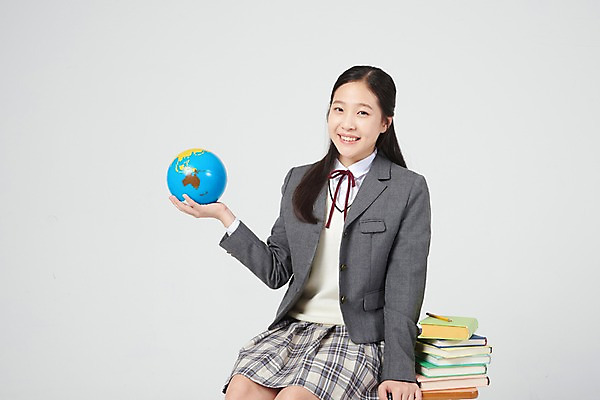 포토 JPG 스튜디오촬영 여학생 여자 교복 중학생 청소년 미래 실내 한명 미소 들기 상반신 앞모습 10대 책 연필 지구본 십대라이프스타일 한국인 책상 흰배경 여중생 걸터앉기 책더미 십대여자한명만 국내포토 1 학생 라이프스타일 옷 뷰포인트 가구 백그라운드 컨셉 모션 학용품 표정 사람 앉기 동양인 내부 필기구 흰색 무더기 여자한명만 십대여자만 파일형식