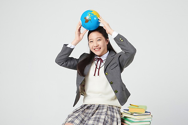 포토 JPG 스튜디오촬영 여학생 여자 교복 중학생 청소년 미래 실내 한명 들기 상반신 앞모습 10대 책 세계 연필 지구본 십대라이프스타일 한국인 책상 흰배경 여중생 걸터앉기 책더미 십대여자한명만 국내포토 1 학생 라이프스타일 옷 뷰포인트 가구 백그라운드 컨셉 모션 학용품 사람 앉기 동양인 내부 필기구 흰색 무더기 여자한명만 십대여자만 파일형식