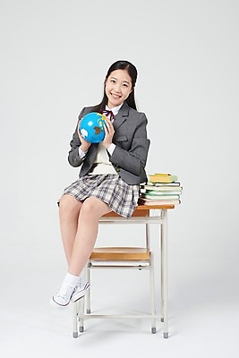 포토 JPG 스튜디오촬영 전신 여학생 여자 교복 중학생 청소년 미래 실내 한명 미소 들기 앞모습 10대 책 세계 지구본 십대라이프스타일 한국인 소중 책상 흰배경 여중생 걸터앉기 감싸기 책더미 십대여자한명만 국내포토 1 학생 라이프스타일 옷 뷰포인트 가구 백그라운드 컨셉 모션 표정 사람 앉기 동양인 내부 흰색 무더기 여자한명만 십대여자만 파일형식