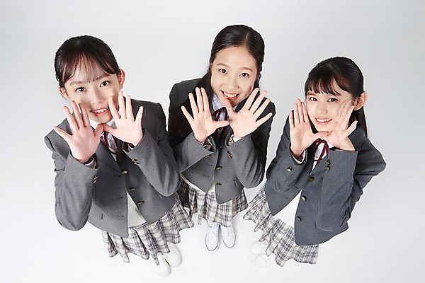 포토 JPG 스튜디오촬영 전신 여학생 여자 행복 교복 중학생 청소년 실내 서기 미소 손짓 앞모습 10대 세명 하이앵글 손들기 십대라이프스타일 외침 우정 한국인 즐거움 흰배경 여중생 십대여자만 국내포토 학생 라이프스타일 옷 감정 뷰포인트 백그라운드 모션 표정 사람 동양인 내부 친구 소리 흰색 여자만 십대만 파일형식