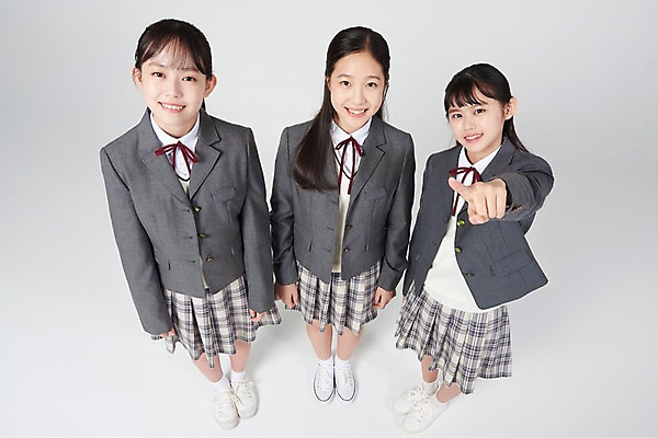 포토 JPG 스튜디오촬영 전신 여학생 여자 행복 교복 중학생 청소년 실내 서기 미소 손짓 앞모습 10대 세명 친구 하이앵글 십대라이프스타일 우정 터치 한국인 즐거움 흰배경 여중생 찌르기 십대여자만 국내포토 학생 라이프스타일 옷 감정 뷰포인트 백그라운드 관계 모션 표정 사람 동양인 내부 흰색 여자만 십대만 파일형식