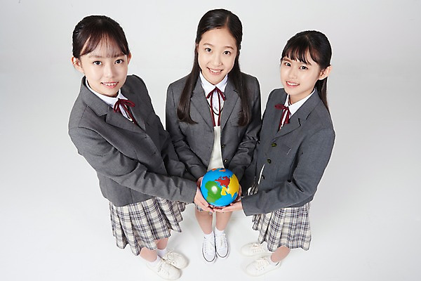 포토 JPG 스튜디오촬영 전신 여자 교복 중학생 청소년 미래 협력 실내 서기 미소 들기 앞모습 옆모습 10대 세명 친구 세계 지구본 십대라이프스타일 우정 한국인 결심 흰배경 여중생 십대여자만 국내포토 학생 라이프스타일 옷 뷰포인트 백그라운드 컨셉 관계 모션 표정 사람 동양인 내부 흰색 여자만 십대만 파일형식