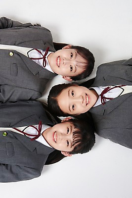 포토 JPG 스튜디오촬영 여학생 여자 교복 중학생 청소년 실내 미소 웃음 상반신 앞모습 10대 세명 친구 하이앵글 눕기 십대라이프스타일 우정 한국인 즐거움 흰배경 여중생 나란히 십대여자만 국내포토 학생 라이프스타일 옷 감정 뷰포인트 백그라운드 관계 모션 표정 사람 동양인 내부 흰색 여자만 십대만 파일형식