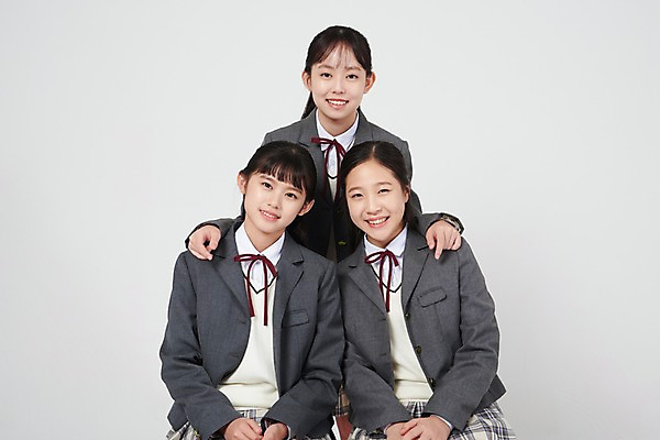 포토 JPG 스튜디오촬영 여학생 여자 교복 중학생 청소년 실내 서기 미소 앉기 상반신 앞모습 10대 세명 친구 십대라이프스타일 우정 한국인 추억 흰배경 여중생 십대여자만 국내포토 학생 라이프스타일 옷 뷰포인트 백그라운드 컨셉 관계 모션 표정 사람 동양인 내부 흰색 여자만 십대만 파일형식