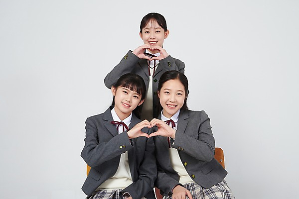 포토 JPG 스튜디오촬영 여학생 여자 교복 중학생 청소년 실내 서기 미소 앉기 손짓 상반신 앞모습 10대 세명 친구 십대라이프스타일 우정 한국인 하트 추억 흰배경 여중생 손모양 손하트 십대여자만 국내포토 모양 학생 라이프스타일 옷 뷰포인트 백그라운드 컨셉 관계 모션 표정 사람 동양인 내부 흰색 여자만 십대만 파일형식 손_신체부위