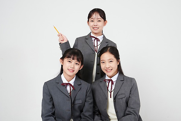 포토 JPG 스튜디오촬영 여학생 여자 교복 중학생 청소년 실내 서기 미소 들기 앉기 상반신 앞모습 10대 세명 친구 연필 십대라이프스타일 우정 한국인 추억 즐거움 흰배경 여중생 십대여자만 국내포토 학생 라이프스타일 옷 감정 뷰포인트 백그라운드 컨셉 관계 모션 학용품 표정 사람 동양인 내부 필기구 흰색 여자만 십대만 파일형식