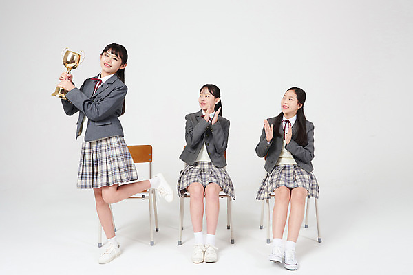 포토 JPG 스튜디오촬영 전신 여학생 여자 행복 교복 의자 중학생 청소년 실내 서기 웃음 앉기 앞모습 옆모습 10대 세명 친구 십대라이프스타일 한국인 박수 트로피 즐거움 흰배경 여중생 자랑 칭찬 한발서기 십대여자만 국내포토 학생 라이프스타일 옷 감정 뷰포인트 가구 백그라운드 관계 모션 표정 사람 동양인 손짓 내부 흰색 상_우승 여자만 십대만 파일형식