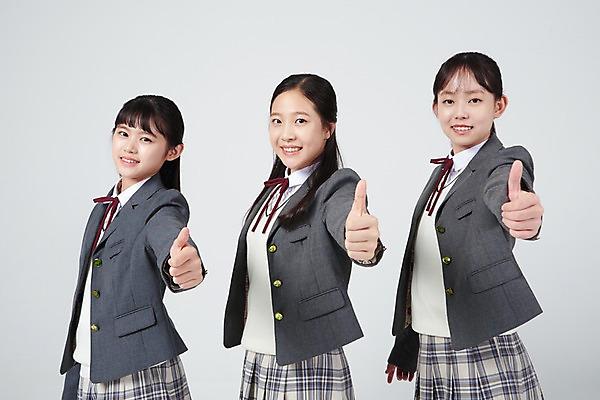 포토 JPG 스튜디오촬영 여학생 여자 행복 교복 여유 중학생 청소년 실내 서기 미소 상반신 옆모습 10대 세명 친구 십대라이프스타일 한국인 최고 즐거움 입학 흰배경 여중생 칭찬 십대여자만 국내포토 학생 라이프스타일 옷 교육 감정 뷰포인트 백그라운드 관계 모션 표정 사람 동양인 내부 흰색 여자만 십대만 파일형식