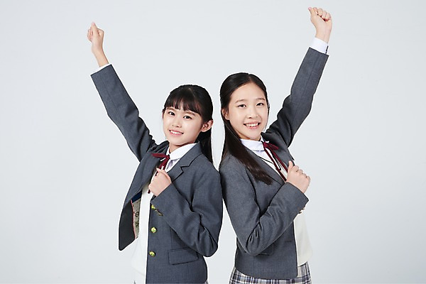 포토 JPG 스튜디오촬영 여학생 여자 교복 중학생 청소년 실내 서기 미소 상반신 두명 옆모습 10대 손들기 십대라이프스타일 한국인 비행 자신감 입학 흰배경 여중생 슈퍼맨 십대여자만 국내포토 학생 라이프스타일 옷 교육 감정 뷰포인트 백그라운드 모션 표정 사람 동양인 내부 흰색 영웅 여자만 십대만 파일형식