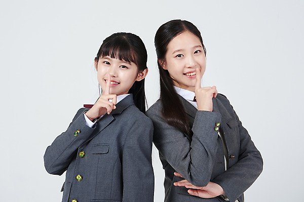 포토 JPG 스튜디오촬영 여학생 여자 교복 중학생 청소년 실내 이야기 서기 미소 손짓 상반신 두명 옆모습 10대 친구 팔짱 십대라이프스타일 우정 한국인 비밀 흰배경 여중생 쉿 십대여자만 국내포토 학생 라이프스타일 옷 뷰포인트 백그라운드 컨셉 관계 모션 표정 사람 동양인 내부 흰색 조용 여자만 십대만 파일형식