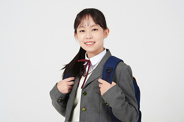 포토 JPG 스튜디오촬영 응시 여학생 여자 교복 중학생 청소년 책가방 실내 한명 서기 미소 상반신 앞모습 10대 십대라이프스타일 활발 한국인 입학 흰배경 여중생 등교 십대여자한명만 국내포토 1 학생 라이프스타일 시선 옷 교육 뷰포인트 백그라운드 컨셉 가방 모션 표정 사람 동양인 내부 흰색 등하교 여자한명만 십대여자만 파일형식