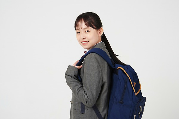 포토 JPG 스튜디오촬영 응시 여학생 여자 교복 중학생 청소년 책가방 실내 한명 서기 미소 상반신 뒷모습 10대 십대라이프스타일 활발 한국인 뒤돌아보기 입학 흰배경 여중생 등교 십대여자한명만 국내포토 1 학생 라이프스타일 시선 옷 교육 뷰포인트 백그라운드 컨셉 가방 모션 표정 사람 동양인 내부 흰색 등하교 여자한명만 십대여자만 파일형식
