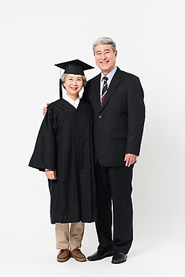 포토 JPG 스튜디오촬영 전신 응시 여자 할아버지 노년 남자 할머니 학사모 졸업 실내 미소 사람 두명 앞모습 실버라이프 노부부 한국인 축하 졸업가운 60대 흰배경 대학교 70대 노인만 어깨에손 평생교육 국내포토 모자_잡화 라이프스타일 부부 시선 교육 뷰포인트 백그라운드 컨셉 학교 모션 표정 동양인 성인 내부 흰색 가운 성인만 파일형식