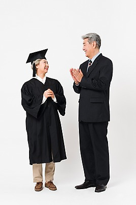 포토 JPG 스튜디오촬영 전신 응시 여자 노년 남자 학사모 졸업 실내 미소 사람 두명 앞모습 옆모습 실버라이프 노부부 한국인 축하 졸업가운 60대 박수 흰배경 대학교 70대 노인만 국내포토 모자_잡화 라이프스타일 부부 시선 교육 뷰포인트 백그라운드 컨셉 학교 표정 동양인 손짓 성인 내부 흰색 가운 성인만 파일형식