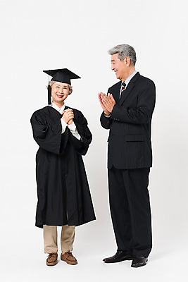 포토 JPG 스튜디오촬영 전신 응시 여자 할아버지 노년 남자 할머니 학사모 졸업 실내 서기 미소 사람 두명 앞모습 옆모습 실버라이프 노부부 한국인 축하 졸업가운 60대 박수 흰배경 대학교 70대 노인만 평생교육 국내포토 모자_잡화 라이프스타일 부부 시선 교육 뷰포인트 백그라운드 컨셉 학교 모션 표정 동양인 손짓 성인 내부 흰색 가운 성인만 파일형식