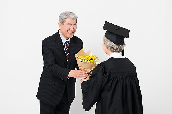 포토 JPG 스튜디오촬영 응시 여자 노년 남자 꽃다발 학사모 졸업 실내 미소 들기 사람 상반신 두명 옆모습 뒷모습 실버라이프 마주보기 노부부 한국인 축하 졸업가운 60대 흰배경 주기 70대 노인만 국내포토 모자_잡화 라이프스타일 부부 시선 교육 꽃 뷰포인트 백그라운드 컨셉 모션 표정 동양인 성인 내부 흰색 가운 성인만 파일형식