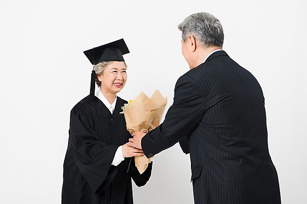 포토 JPG 스튜디오촬영 응시 여자 할아버지 노년 남자 할머니 꽃다발 학사모 졸업 실내 미소 사람 상반신 두명 옆모습 실버라이프 노부부 한국인 축하 졸업가운 60대 즐거움 흰배경 주기 대학교 70대 노인만 평생교육 국내포토 모자_잡화 라이프스타일 부부 시선 교육 꽃 감정 뷰포인트 백그라운드 컨셉 학교 모션 표정 동양인 성인 내부 흰색 가운 성인만 파일형식