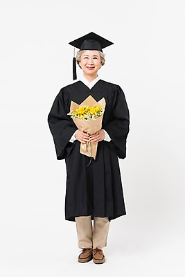 포토 JPG 스튜디오촬영 전신 응시 여자 노년 할머니 꽃다발 학사모 졸업 실내 한명 미소 들기 사람 앞모습 실버라이프 한국인 축하 졸업가운 60대 흰배경 대학교 노인대학 노인여자한명만 평생교육 국내포토 모자_잡화 1 라이프스타일 시선 교육 꽃 뷰포인트 백그라운드 컨셉 학교 모션 표정 동양인 성인 내부 흰색 가운 여자한명만 노인여자만 파일형식