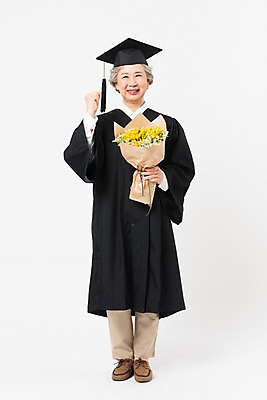 포토 JPG 스튜디오촬영 전신 응시 여자 노년 할머니 꽃다발 학사모 졸업 실내 한명 미소 들기 사람 앞모습 실버라이프 파이팅 한국인 축하 졸업가운 60대 흰배경 대학교 노인대학 노인여자한명만 평생교육 국내포토 모자_잡화 1 라이프스타일 시선 교육 꽃 뷰포인트 백그라운드 컨셉 학교 모션 표정 동양인 성인 내부 흰색 가운 여자한명만 노인여자만 파일형식