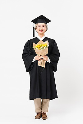 포토 JPG 스튜디오촬영 전신 응시 여자 노년 할머니 꽃다발 학사모 졸업 실내 한명 미소 들기 사람 앞모습 실버라이프 한국인 축하 졸업가운 60대 흰배경 대학교 노인대학 노인여자한명만 평생교육 국내포토 모자_잡화 1 라이프스타일 시선 교육 꽃 뷰포인트 백그라운드 컨셉 학교 모션 표정 동양인 성인 내부 흰색 가운 여자한명만 노인여자만 파일형식