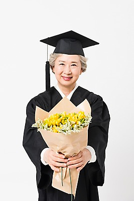 포토 JPG 스튜디오촬영 응시 여자 노년 할머니 꽃다발 학사모 졸업 실내 한명 미소 들기 사람 상반신 앞모습 실버라이프 한국인 졸업가운 60대 흰배경 대학교 노인대학 노인여자한명만 평생교육 국내포토 모자_잡화 1 라이프스타일 시선 교육 꽃 뷰포인트 백그라운드 학교 모션 표정 동양인 성인 내부 흰색 가운 여자한명만 노인여자만 파일형식