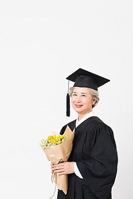 포토 JPG 스튜디오촬영 응시 여자 노년 할머니 꽃다발 학사모 졸업 실내 한명 미소 들기 사람 상반신 옆모습 실버라이프 한국인 졸업가운 60대 흰배경 대학교 노인대학 노인여자한명만 평생교육 국내포토 모자_잡화 1 라이프스타일 시선 교육 꽃 뷰포인트 백그라운드 학교 모션 표정 동양인 성인 내부 흰색 가운 여자한명만 노인여자만 파일형식