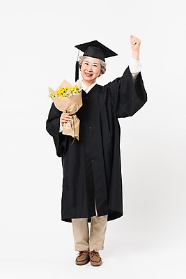 포토 JPG 스튜디오촬영 전신 응시 여자 노년 할머니 꽃다발 학사모 졸업 실내 한명 미소 들기 사람 앞모습 실버라이프 파이팅 한국인 축하 졸업가운 60대 흰배경 대학교 노인대학 노인여자한명만 국내포토 모자_잡화 1 라이프스타일 시선 교육 꽃 뷰포인트 백그라운드 컨셉 학교 모션 표정 동양인 성인 내부 흰색 가운 여자한명만 노인여자만 파일형식