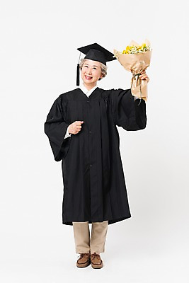 포토 JPG 스튜디오촬영 전신 응시 여자 노년 할머니 꽃다발 학사모 졸업 실내 한명 서기 미소 들기 사람 앞모습 실버라이프 한국인 축하 졸업가운 60대 흰배경 대학교 노인대학 노인여자한명만 국내포토 모자_잡화 1 라이프스타일 시선 교육 꽃 뷰포인트 백그라운드 컨셉 학교 모션 표정 동양인 성인 내부 흰색 가운 여자한명만 노인여자만 파일형식